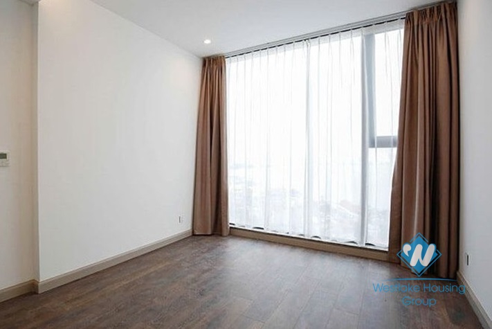 Spacious apartment with 4 bedrooms for rent in Sun Plaza, Thuy Khue st, Ba Dinh area.